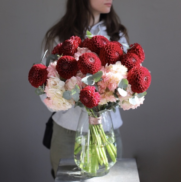 Hydrangea with Dahlias in a vase - Размер M (с колумбийской гортензией)
