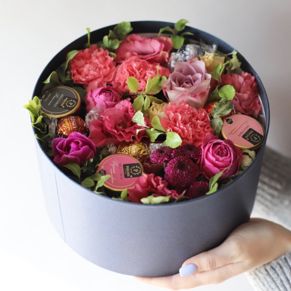 Шляпная коробка с цветами и макарунс, яркая - Размер M
