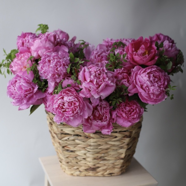 Pink Peonies in a basket  - Размер M