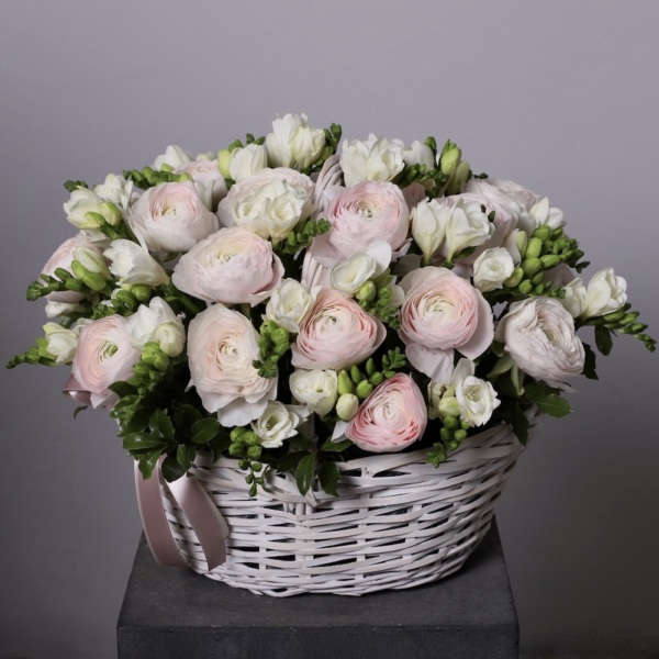 Ranunculus and Freesia in a basket - Размер M