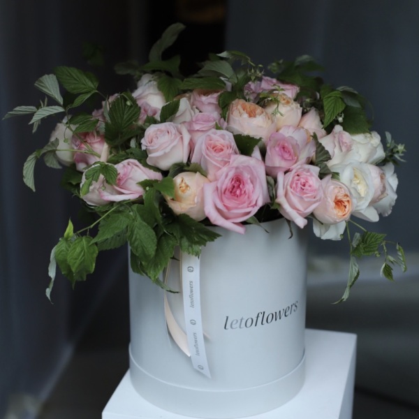Light garden roses in a hat box -  Размер L 