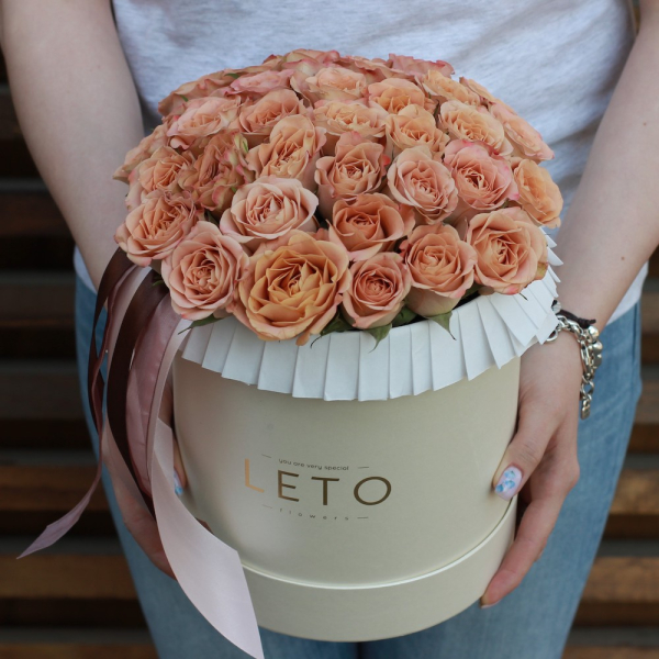 Cappuccino rose in a hat box - Размер M