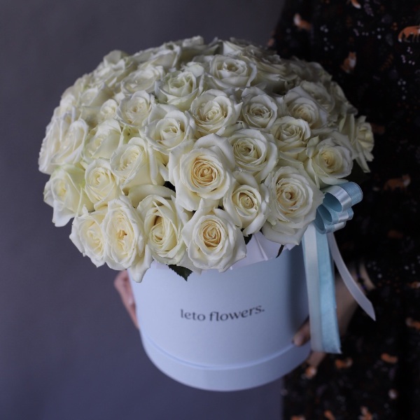 White roses in a hat box - Размер L