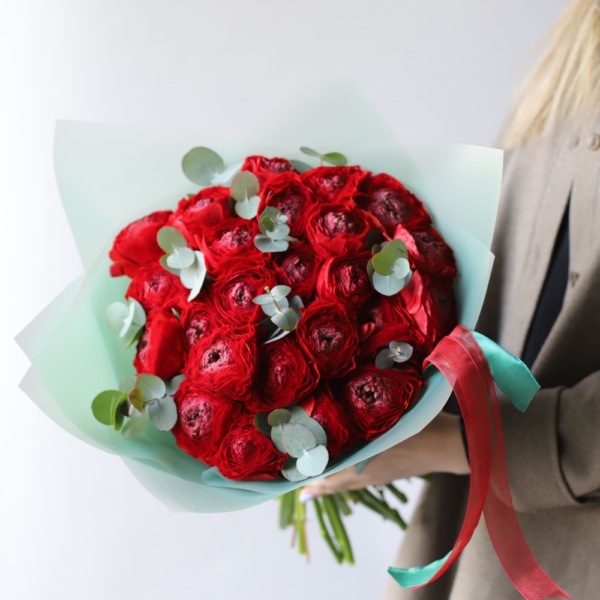 Red Ranunculus - 25 ранункулюсов с зеленью