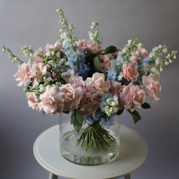 Nude roses with Delphinium in a vase - Размер M 