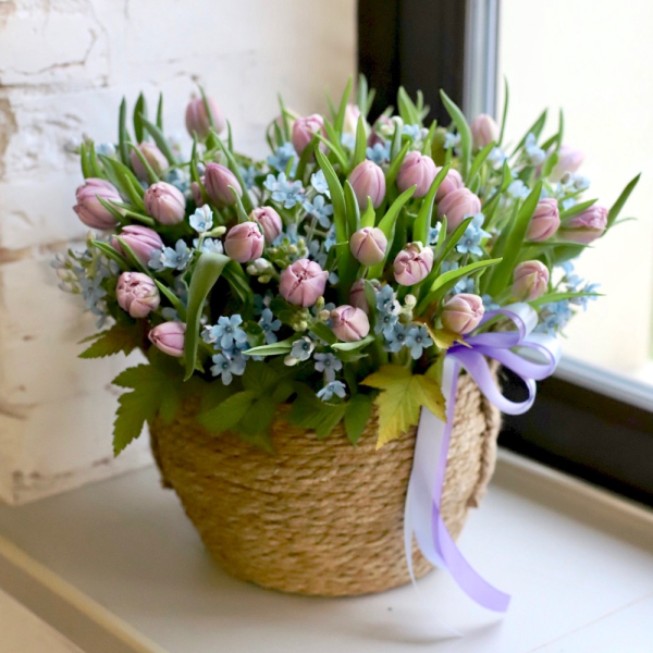 Basket with Tulips and Oxypetalum -  Размер M 