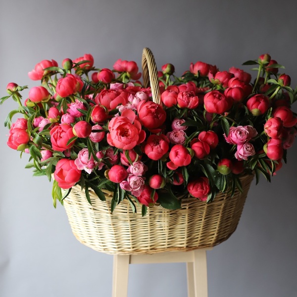 Peony with Spray Roses in a basket - Размер 2XL