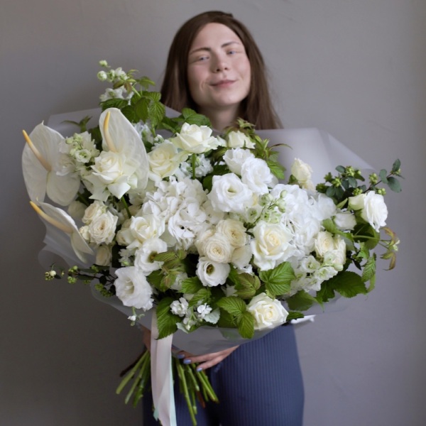 Creamy white signature bouquet -  Размер M 