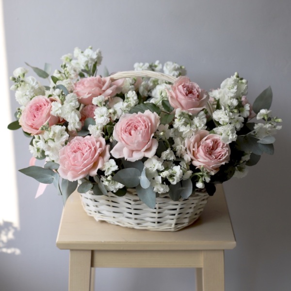 Basket with Spray Stock and Garden Roses - Размер M