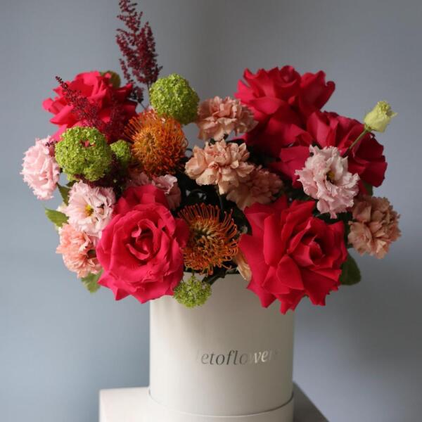 Surprise on a florisit taste in a hat box, bright - Размер M