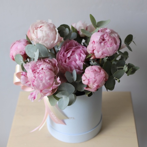 'High Summer' Peony hatbox bouquet  - Размер S