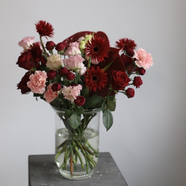 Red bouquet in a vase - Размер M