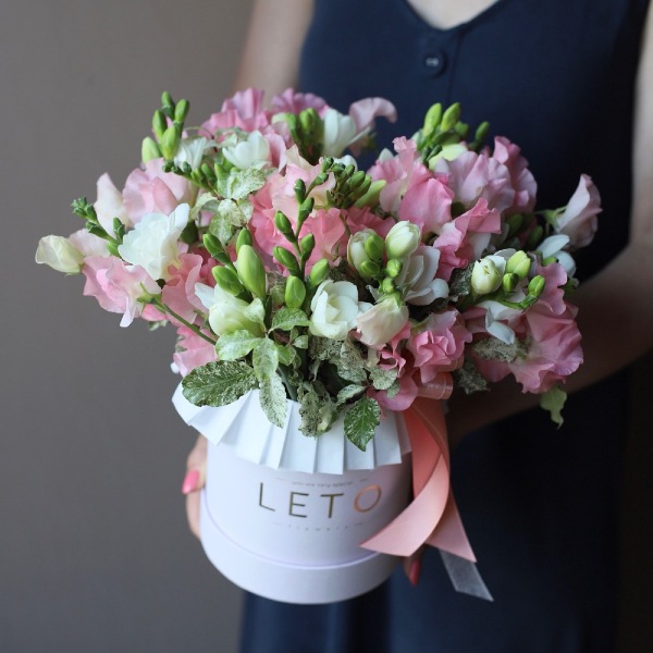 Sweet pea with Freesia in a hat box - Размер S 