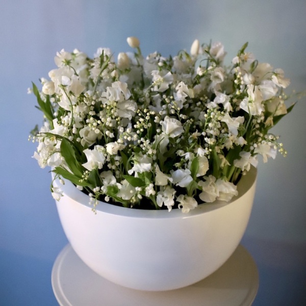 Lilies of the Valley with spring flowers in a ceramic pot -  Размер 2XL 