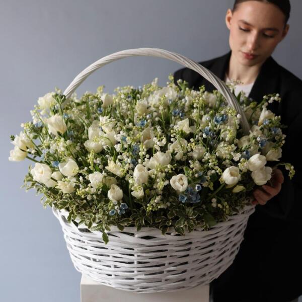 Lily of the Valley and spring flowers in a basket - Размер 3XL