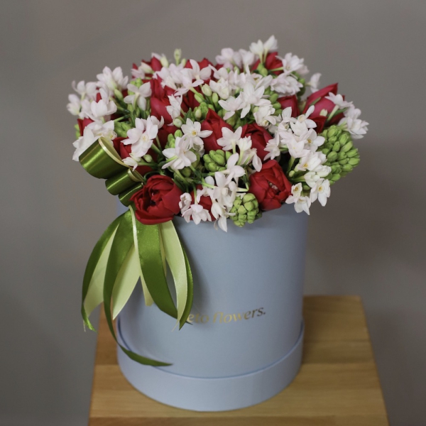 Hyacinthus, Tulip and Narcissus in a hat box -  Размер M 