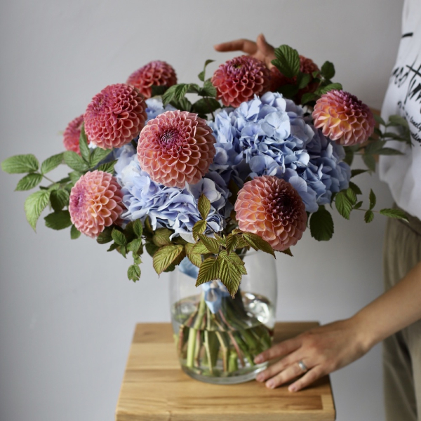 Hydrangea with Dahlias in a vase - Размер S с зеленью