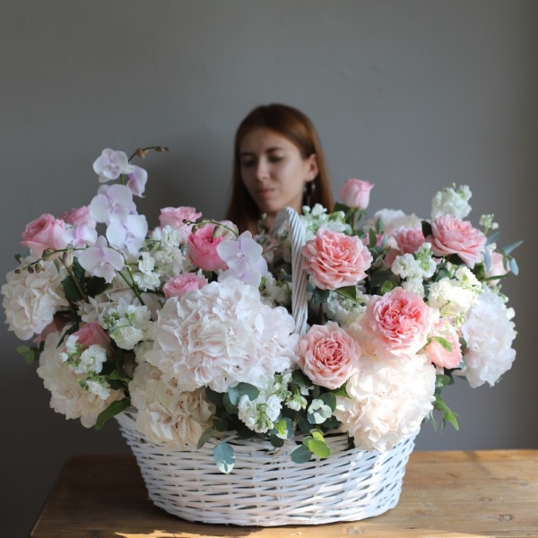 Basket with Hydrangeas, Stock, Garden Roses and Orchids - Размер XL