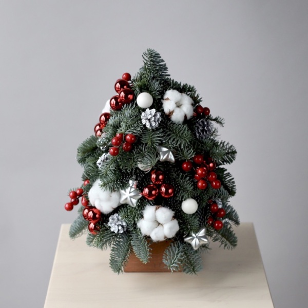 Mini Christmas Tree 'Berries on snow'