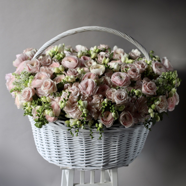 Basket with Ranunculus, Freesia, Hydrangeas and Roses - Размер XL