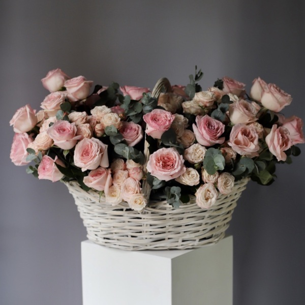 Garden Roses with Spray Roses in a basket - Размер XL