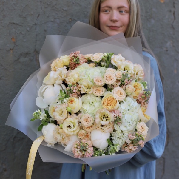 Signature round bouquet "Peachy Lukoshko" - Размер L