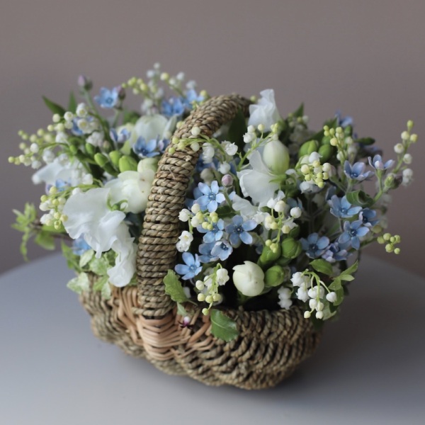 Lily of the Valley and spring flowers in a basket - Размер S