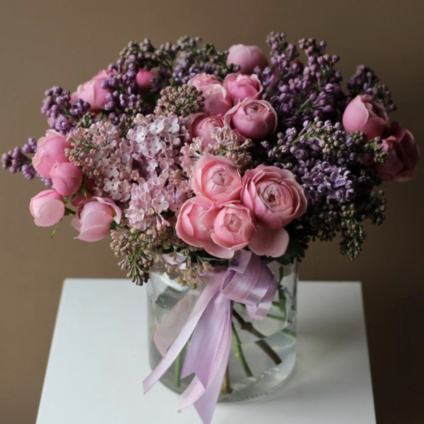 Spray Roses with Syringa in a vase Spray Roses with Syringa in a vase - Размер M