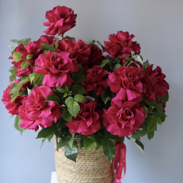 Basket of roses "Raspberry sherbet" - Размер M