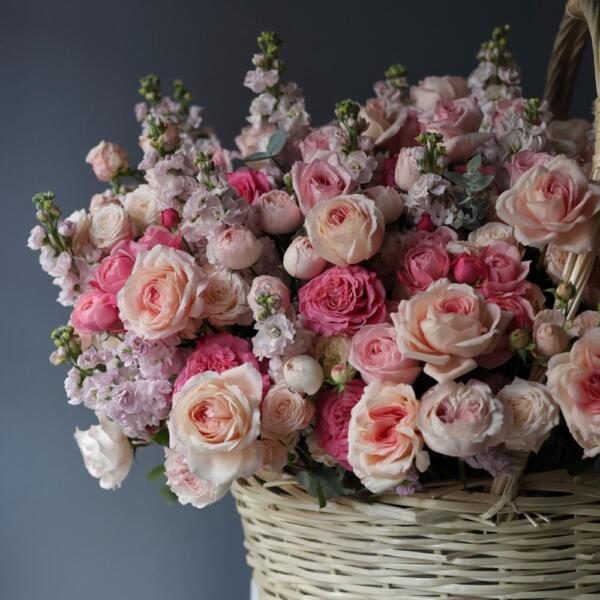 Basket with Garden roses, Spray roses and Stock - Размер 5XL - 6XL