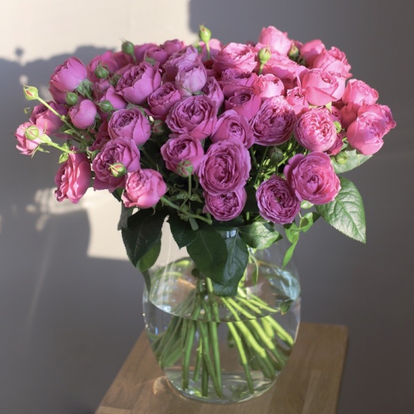 Spray Roses in a vase -  29 кустовых роз 