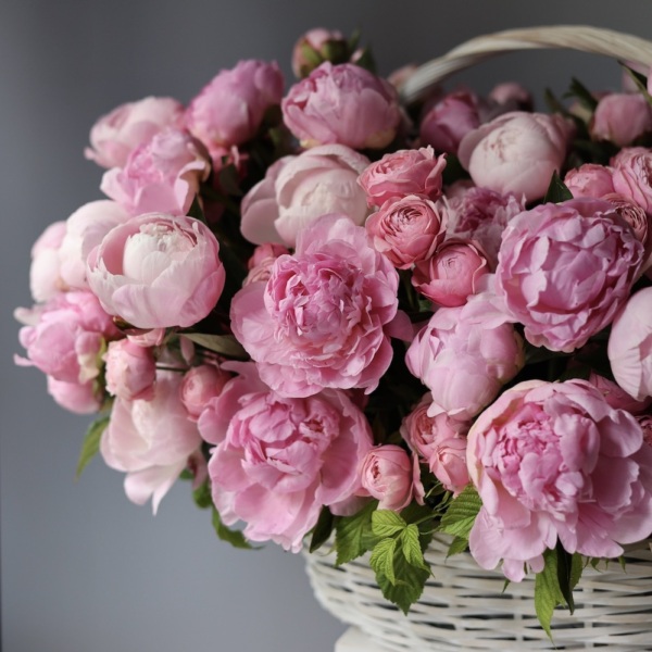 Peony with Spray Roses in a basket - Размер XL