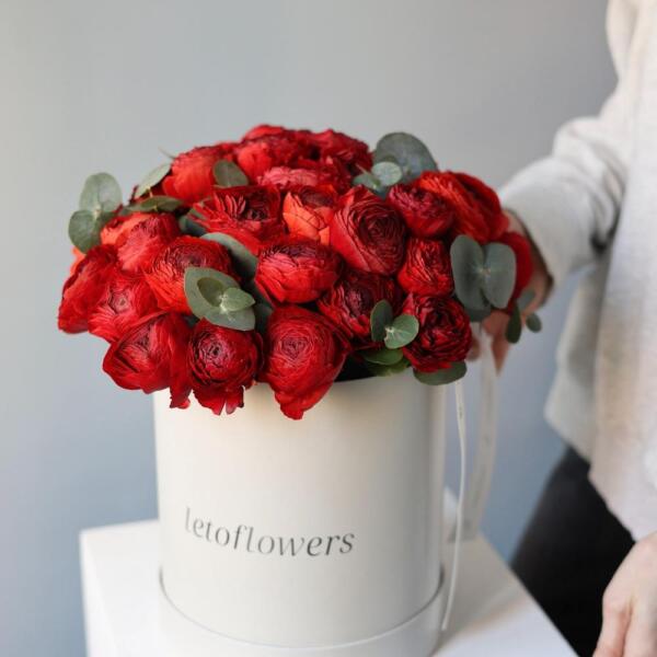 Ranunculus in a hat box - Размер M