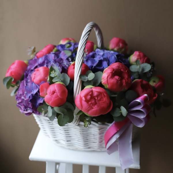 Peonies and Hydrangea in a basket - Размер M