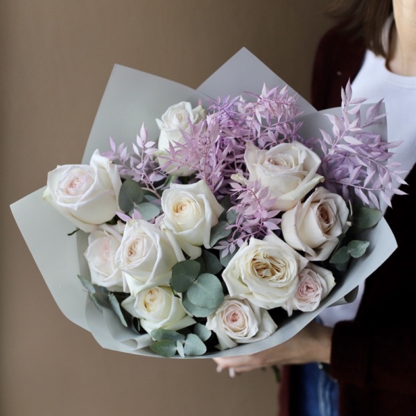 Ohara roses with Ruscus - Размер S