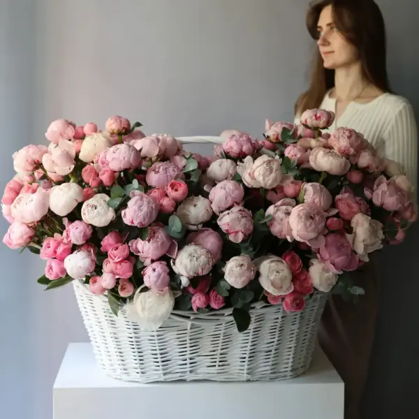 Peony with Spray Roses in a basket - Размер 2XL