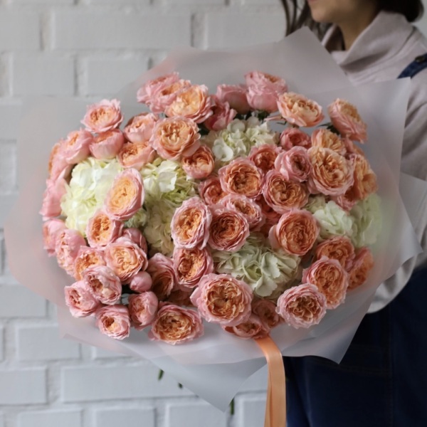 Hydrangeas with Spray Garden Roses - Размер M