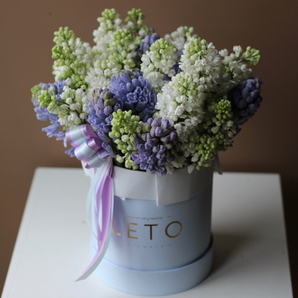 Lilac and Hyacinths in a hat box - Размер S