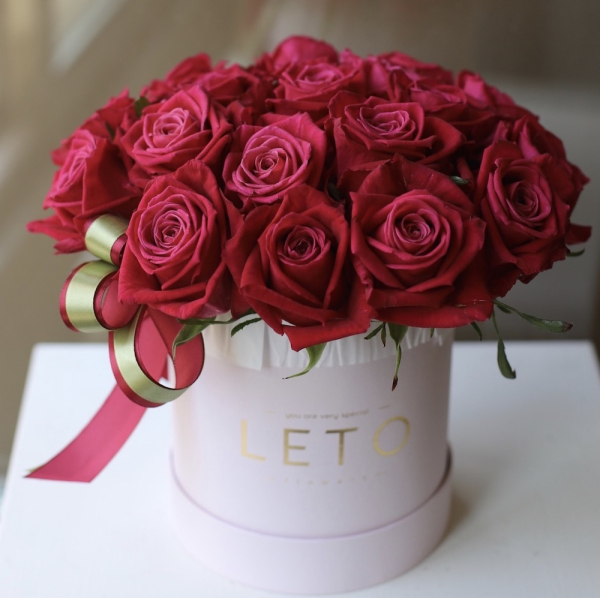 Raspberry roses in a hat box - Размер S