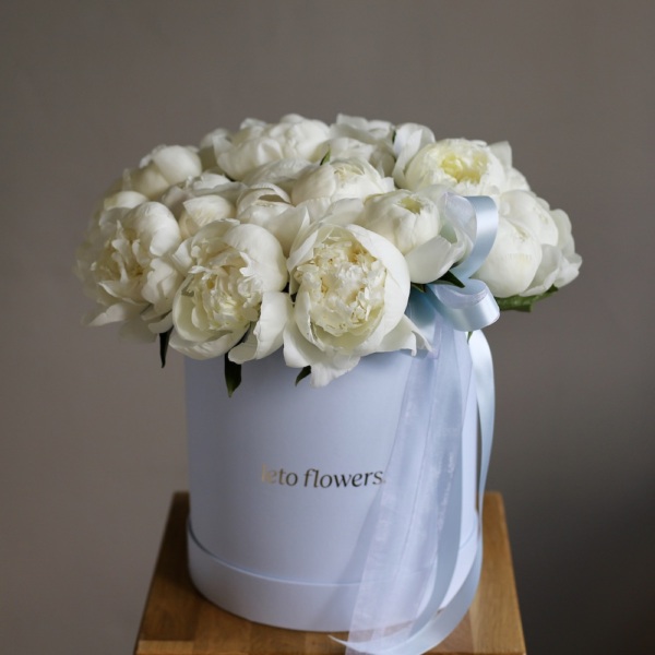 White Peonies in a hat box -  Размер L 