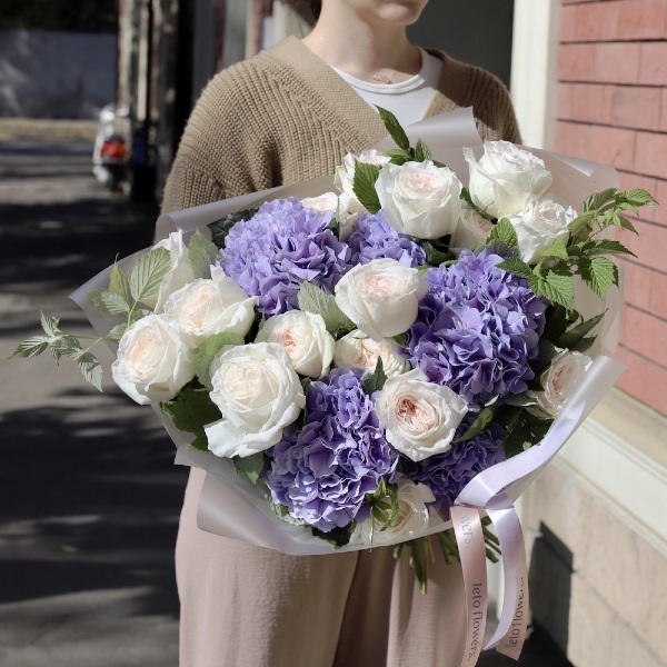 Hydrangeas with Garden Roses - Размер M