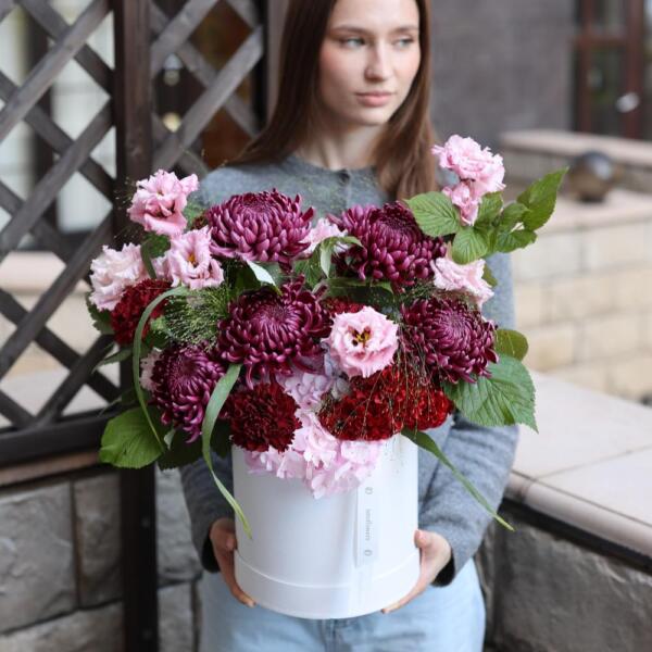 Surprise on a florisit taste in a hat box, bright - Размер M
