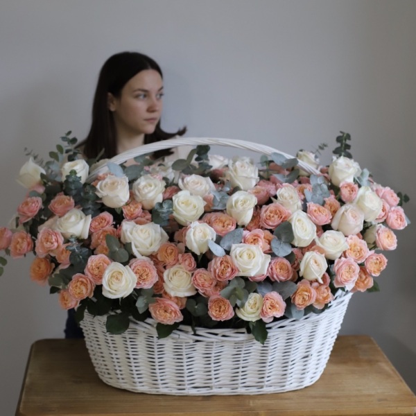 Garden Roses with Spray Roses in a basket - Размер 2XL