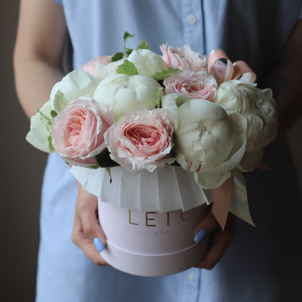 Peony with garden roses in a hat box - Размер S 