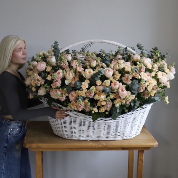 Basket with Garden roses, Spray roses and Stock - Размер 4XL