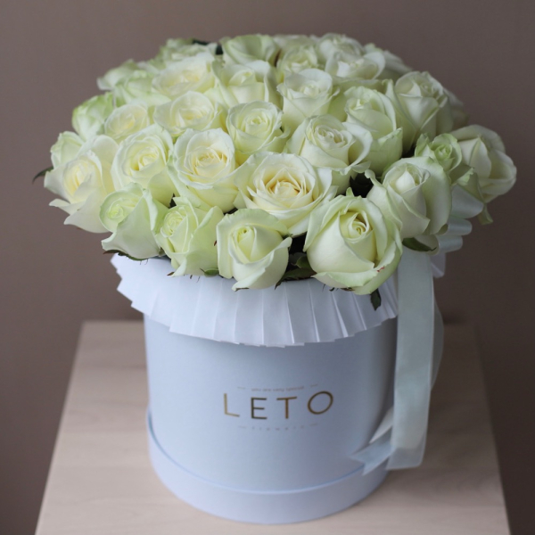 White roses in a hat box - Размер M 