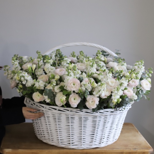 Ranunculuses with Freesia and Stock in a basket - Размер 4XL