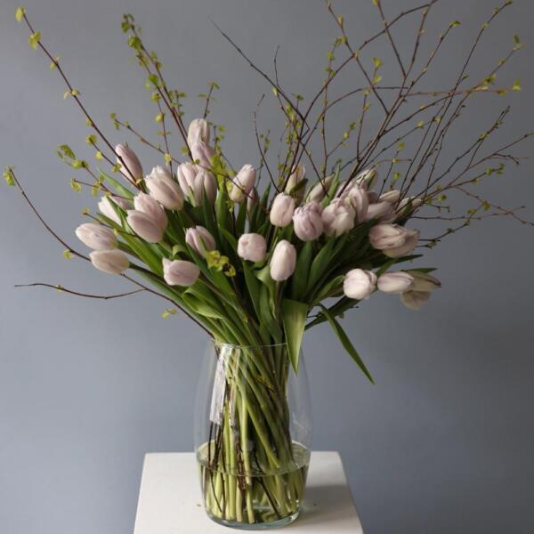 A bouquet of tulips and spring branches in a vase - Размер S