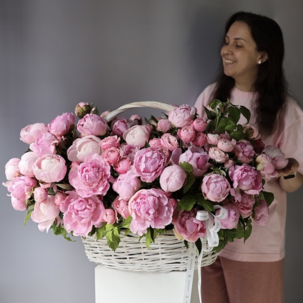 Peony with Spray Roses in a basket - Размер XL 