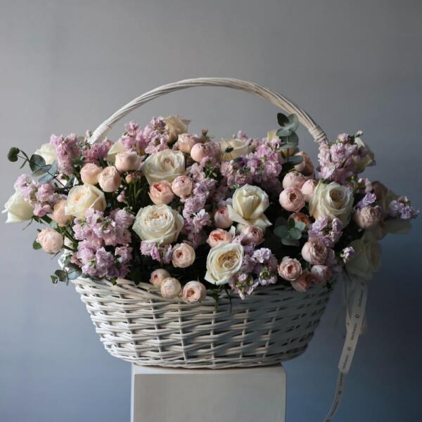 Basket with Garden roses, Spray roses and Stock - Размер XL